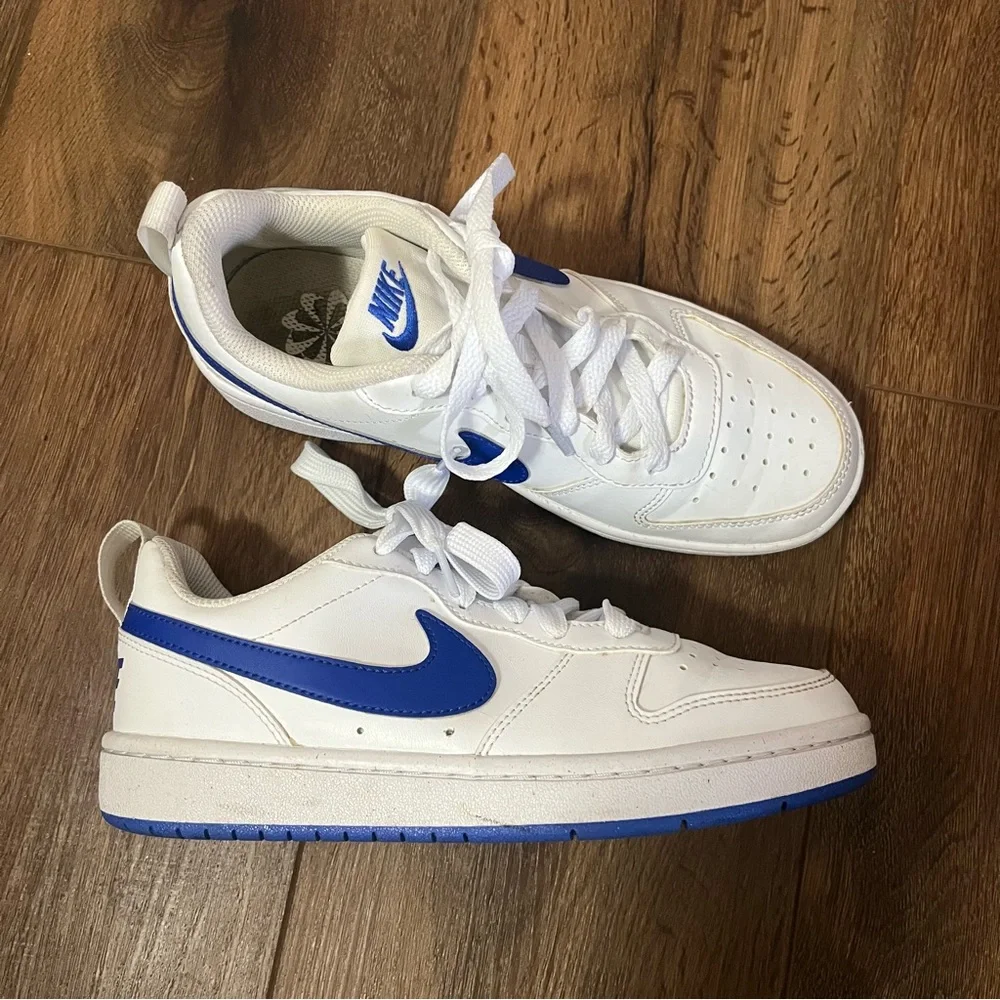 Nike Kids court borough White and Blue Sneakers, size 4Y - Picture 1 of 8